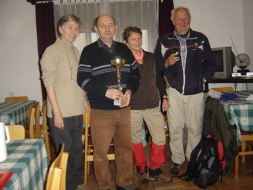 Simonfa - A legtöbb résztvevő mozgósításáért a túrasorozat nagy kupáját a szombathelyi Borostyánkő TSE nyerte 