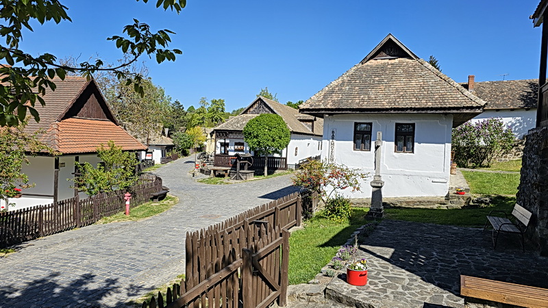 Április végi séta Hollókőn
