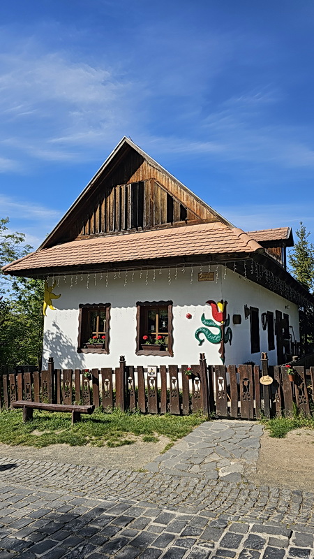 Április végi séta Hollókőn